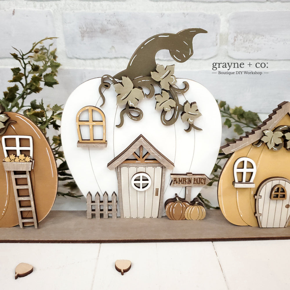 
                
                    Load image into Gallery viewer, Standing Pumpkin Houses diy kit
                
            